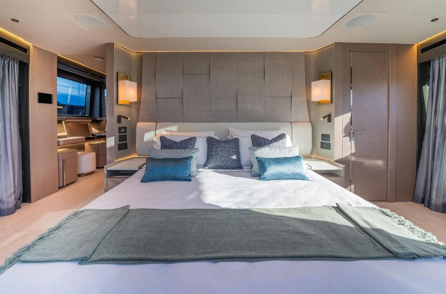 New 2027 Sunseeker 100 Yacht for Sale | Vancouver, BC | M&P Yacht Centre | 68b0e1101e8396207f04a93b