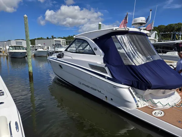 2018 Regal 35 SC detail image 24