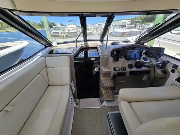 2018 Regal 35 SC detail image 11