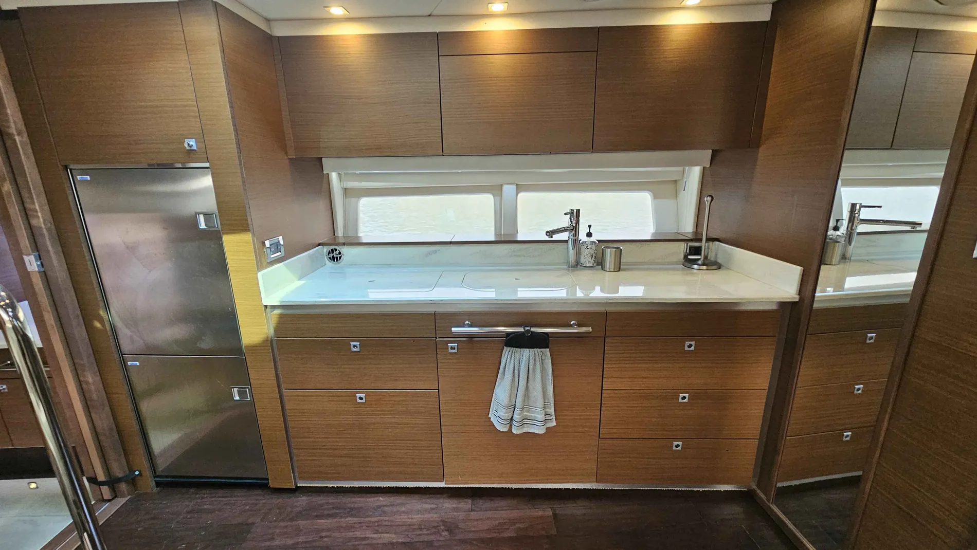 Pre-Owned 2013 Sea ray 470 Sundancer for Sale | Vancouver, BC | M&P Yacht Centre | 68cb35a1941b4b58a90b83c0