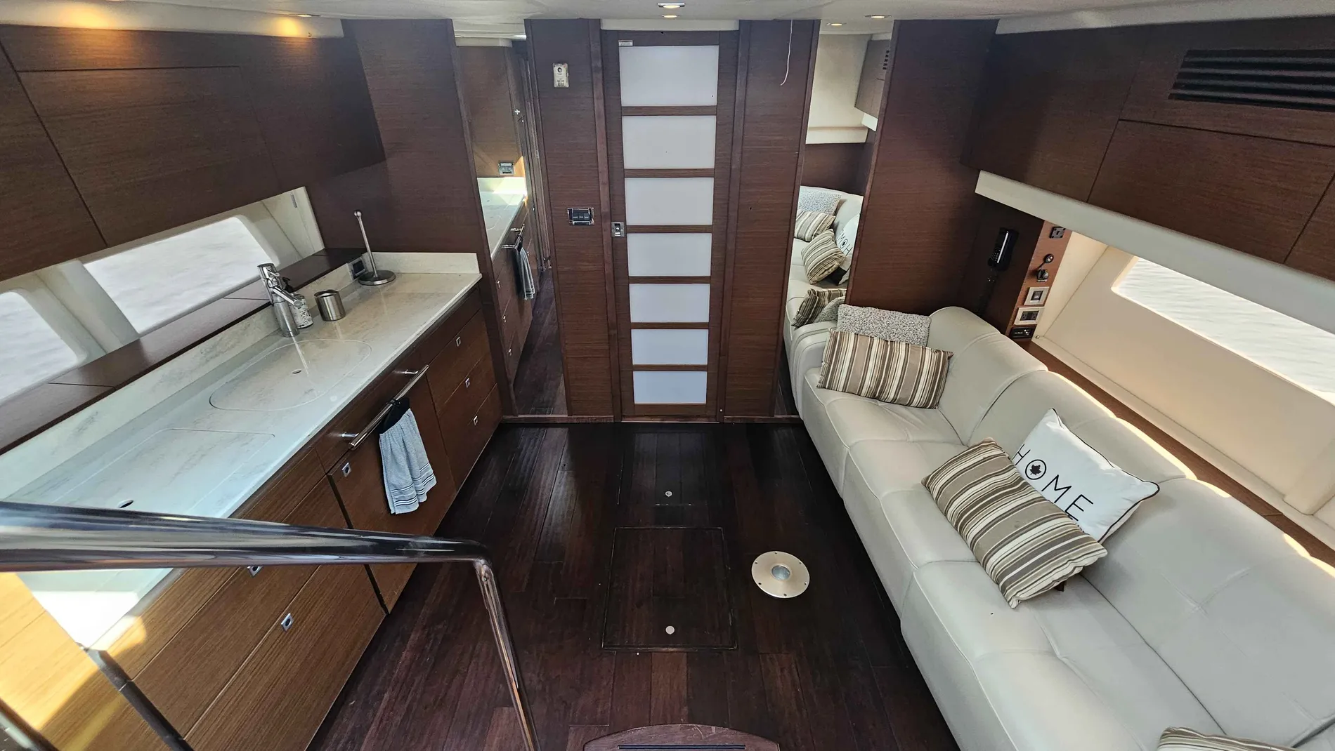 Pre-Owned 2013 Sea ray 470 Sundancer for Sale | Vancouver, BC | M&P Yacht Centre | 68cb35a1941b4b58a90b83c0