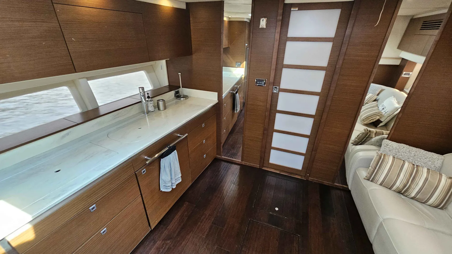 Pre-Owned 2013 Sea ray 470 Sundancer for Sale | Vancouver, BC | M&P Yacht Centre | 68cb35a1941b4b58a90b83c0