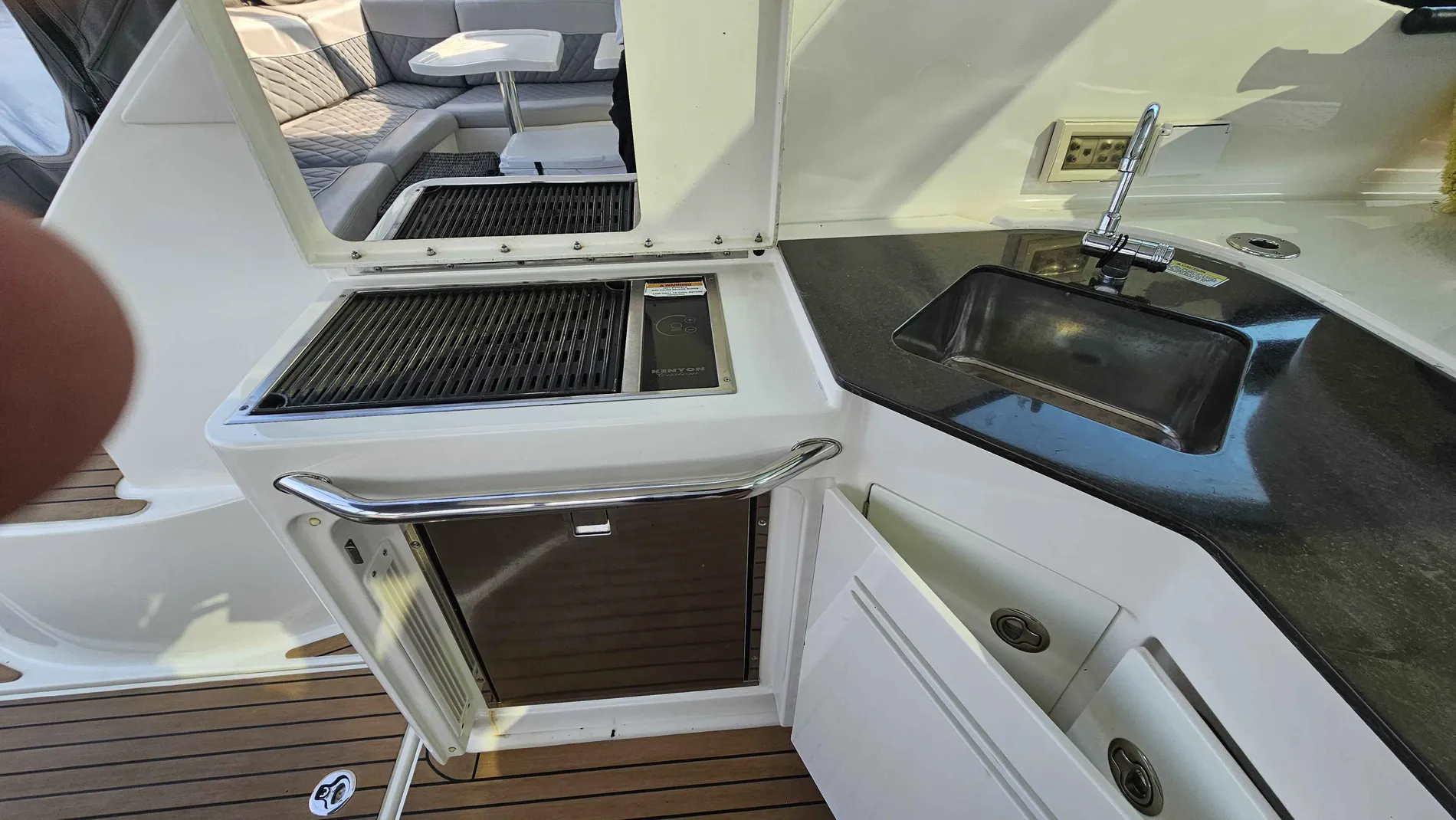 Pre-Owned 2013 Sea ray 470 Sundancer for Sale | Vancouver, BC | M&P Yacht Centre | 68cb35a1941b4b58a90b83c0