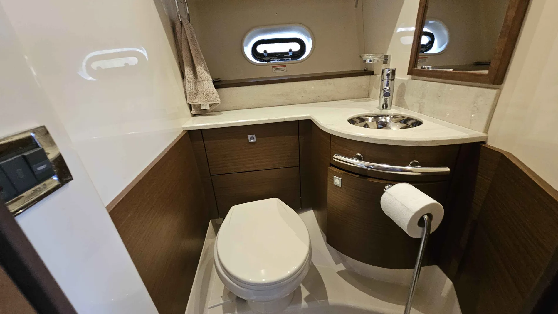Pre-Owned 2013 Sea ray 470 Sundancer for Sale | Vancouver, BC | M&P Yacht Centre | 68cb35a1941b4b58a90b83c0