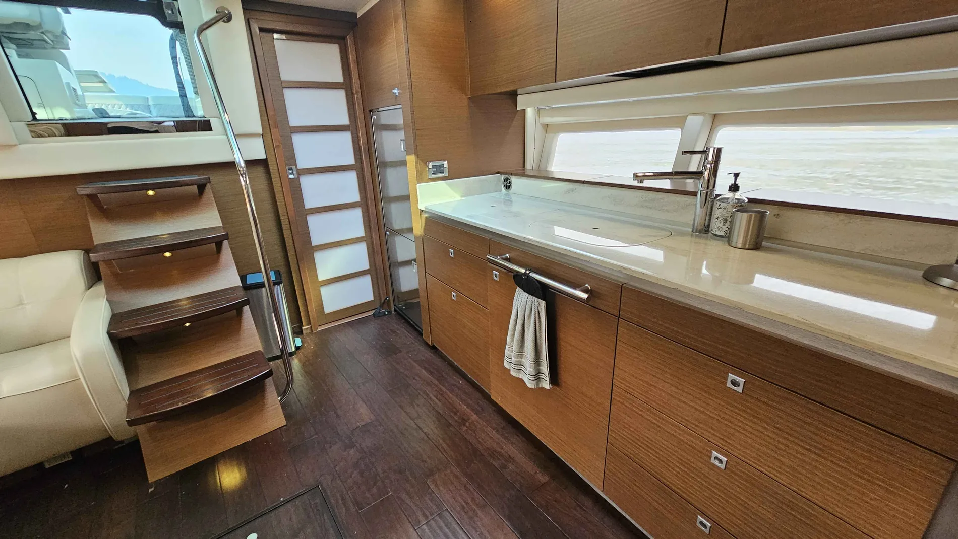 Pre-Owned 2013 Sea ray 470 Sundancer for Sale | Vancouver, BC | M&P Yacht Centre | 68cb35a1941b4b58a90b83c0