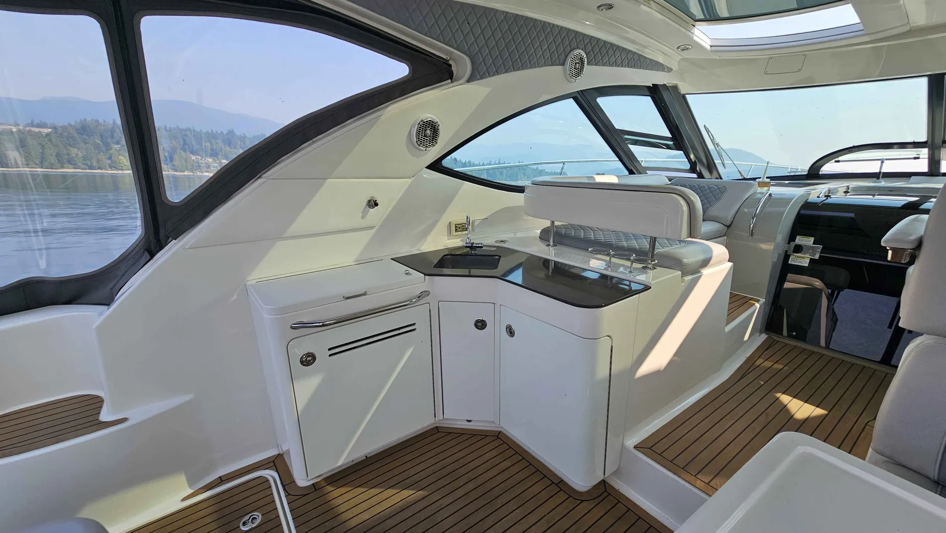Pre-Owned 2013 Sea ray 470 Sundancer for Sale | Vancouver, BC | M&P Yacht Centre | 68cb35a1941b4b58a90b83c0