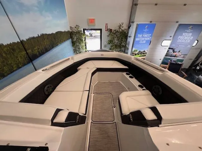 2026 Cobalt R8 Outboard