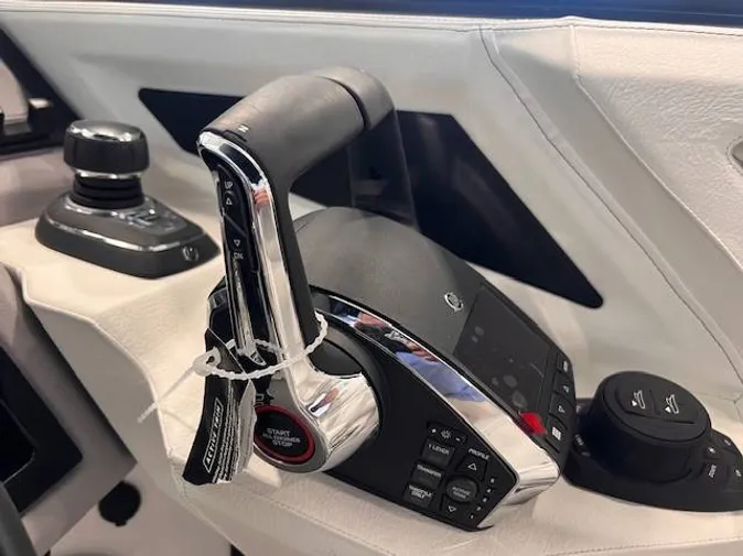 2026 Cobalt R8 Outboard
