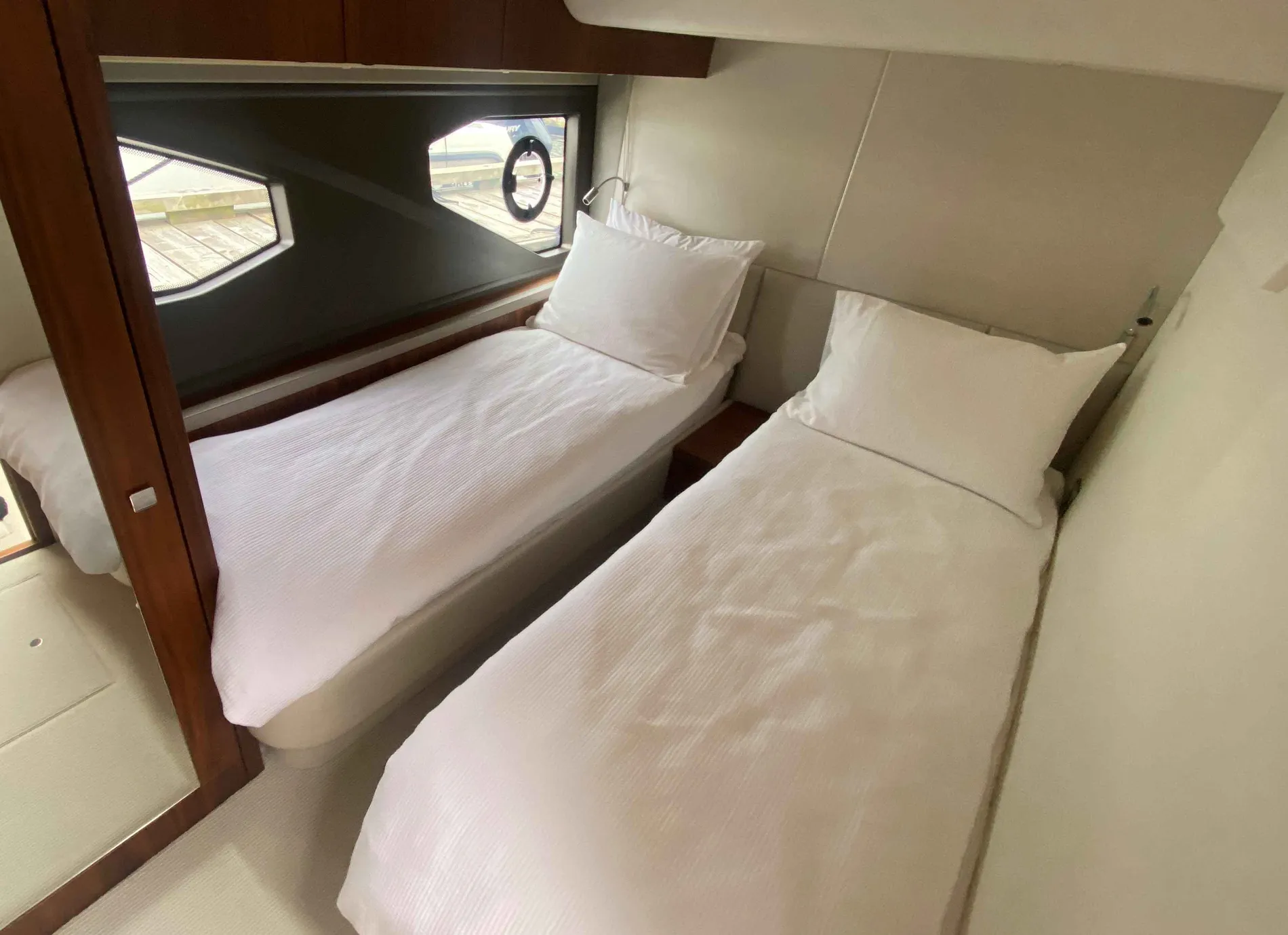 Pre-Owned 2020 Sunseeker Manhattan 52 for Sale | Vancouver, BC | M&P Yacht Centre | 68db1dfbdae076f8a605b06f