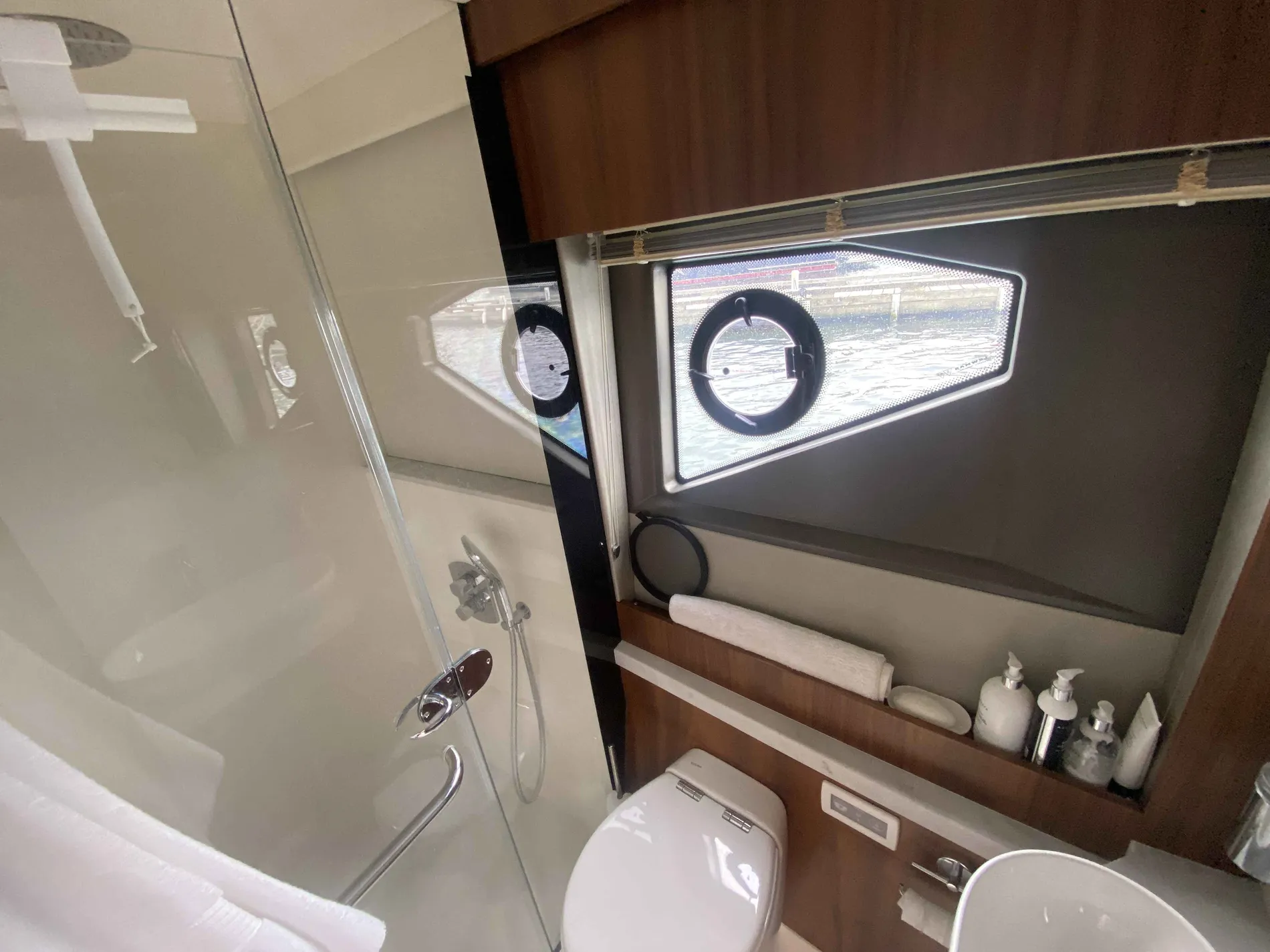 Pre-Owned 2020 Sunseeker Manhattan 52 for Sale | Vancouver, BC | M&P Yacht Centre | 68db1dfbdae076f8a605b06f