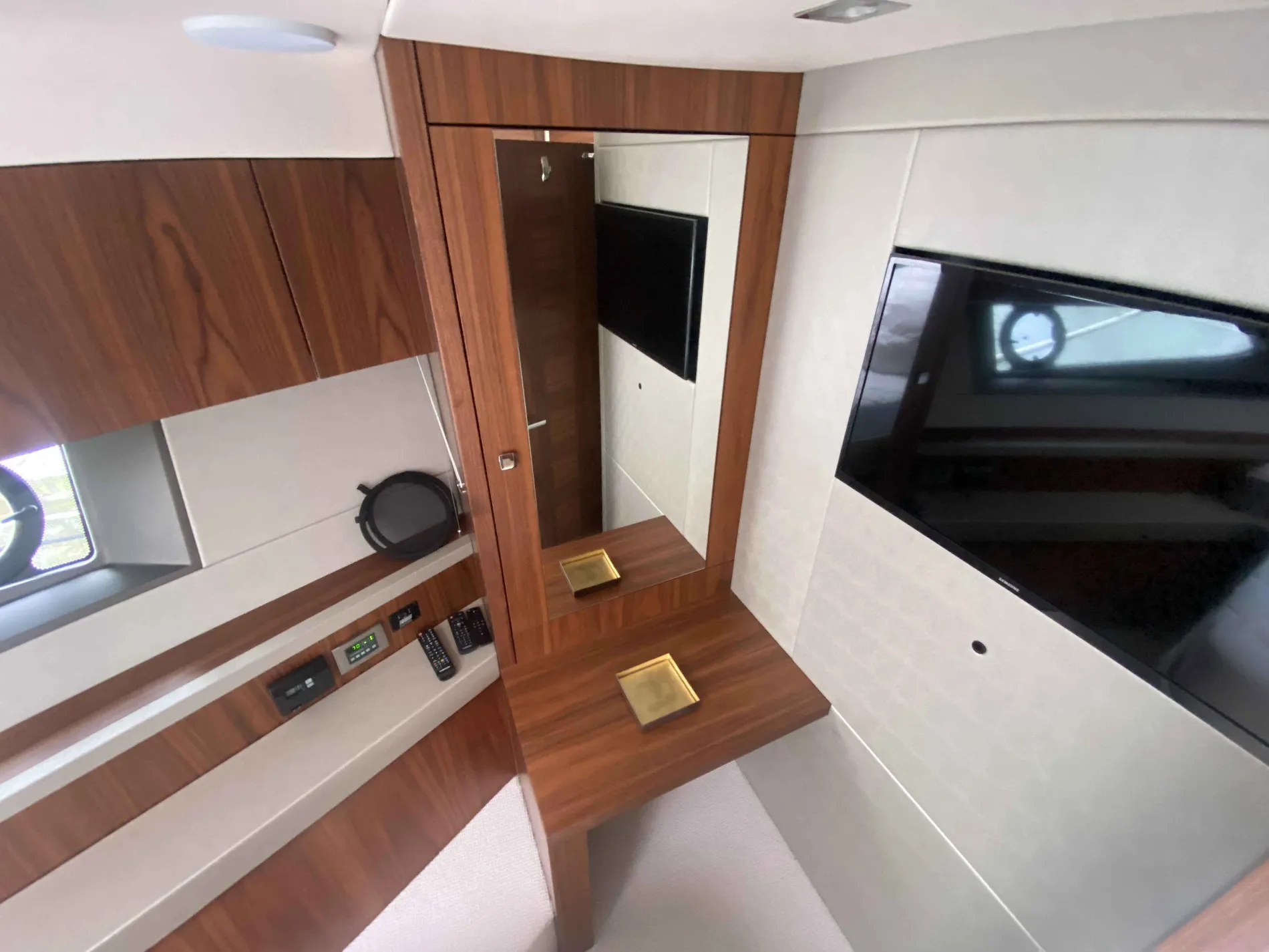 Pre-Owned 2020 Sunseeker Manhattan 52 for Sale | Vancouver, BC | M&P Yacht Centre | 68db1dfbdae076f8a605b06f