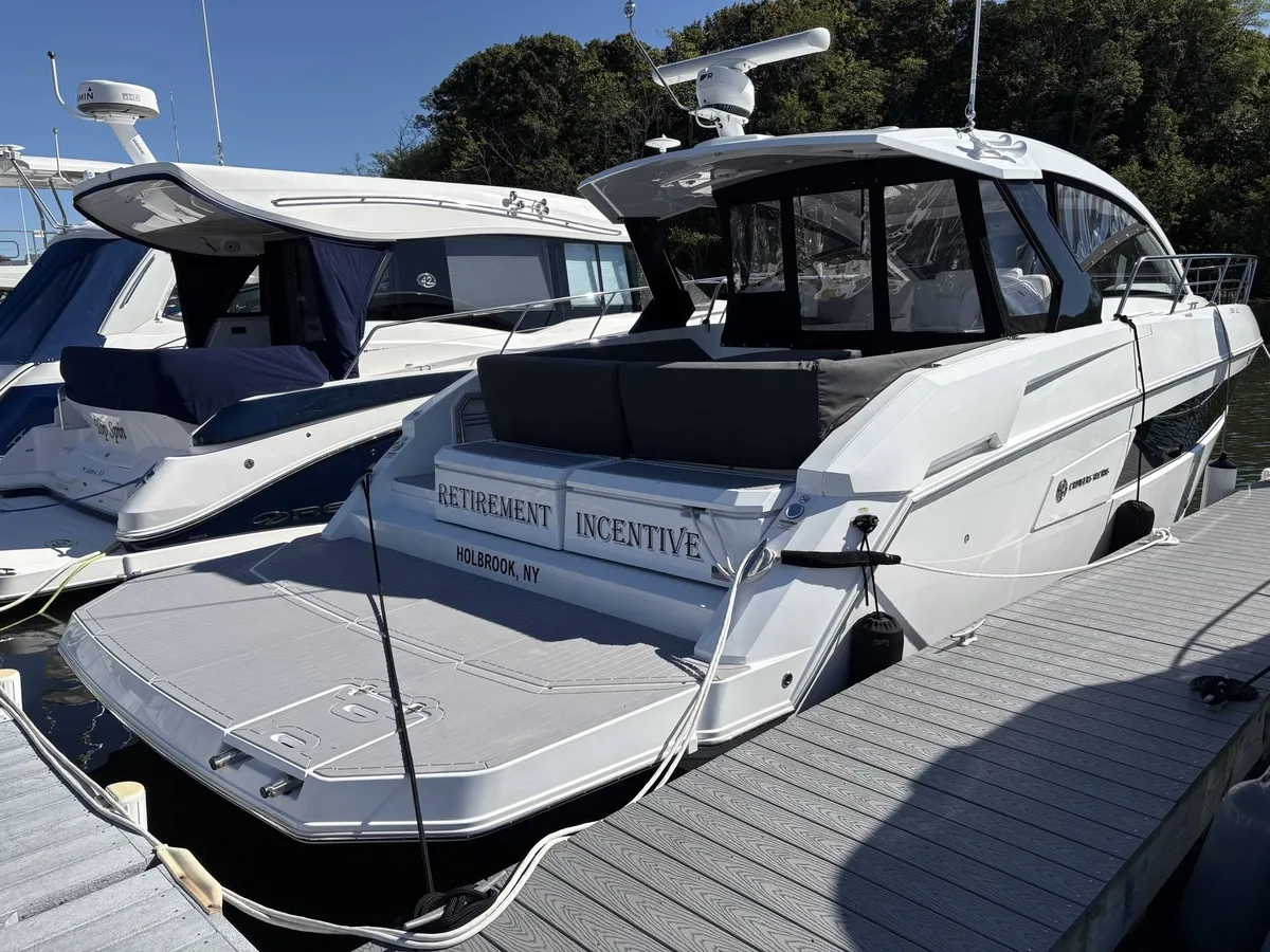 2021 Cruisers Yachts 390 EXPRESS COUPE
