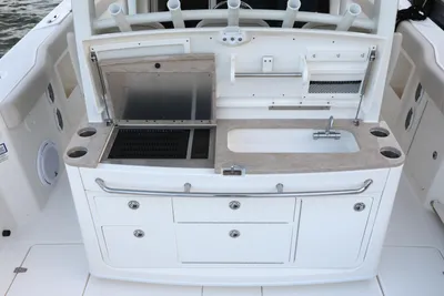 New 2027 Boston whaler 380 Outrage for Sale | Vancouver, BC | M&P Yacht Centre | 68e40e65ae357479a20e7d75