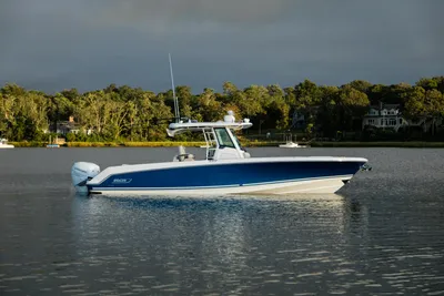 New 2027 Boston whaler 330 Outrage for Sale | Vancouver, BC | M&P Yacht Centre | 68e40ec82fc02dad3400f4cf