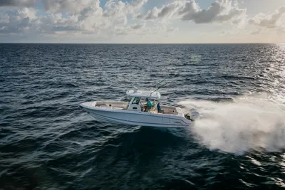 New 2027 Boston whaler 330 Outrage for Sale | Vancouver, BC | M&P Yacht Centre | 68e40ec82fc02dad3400f4cf