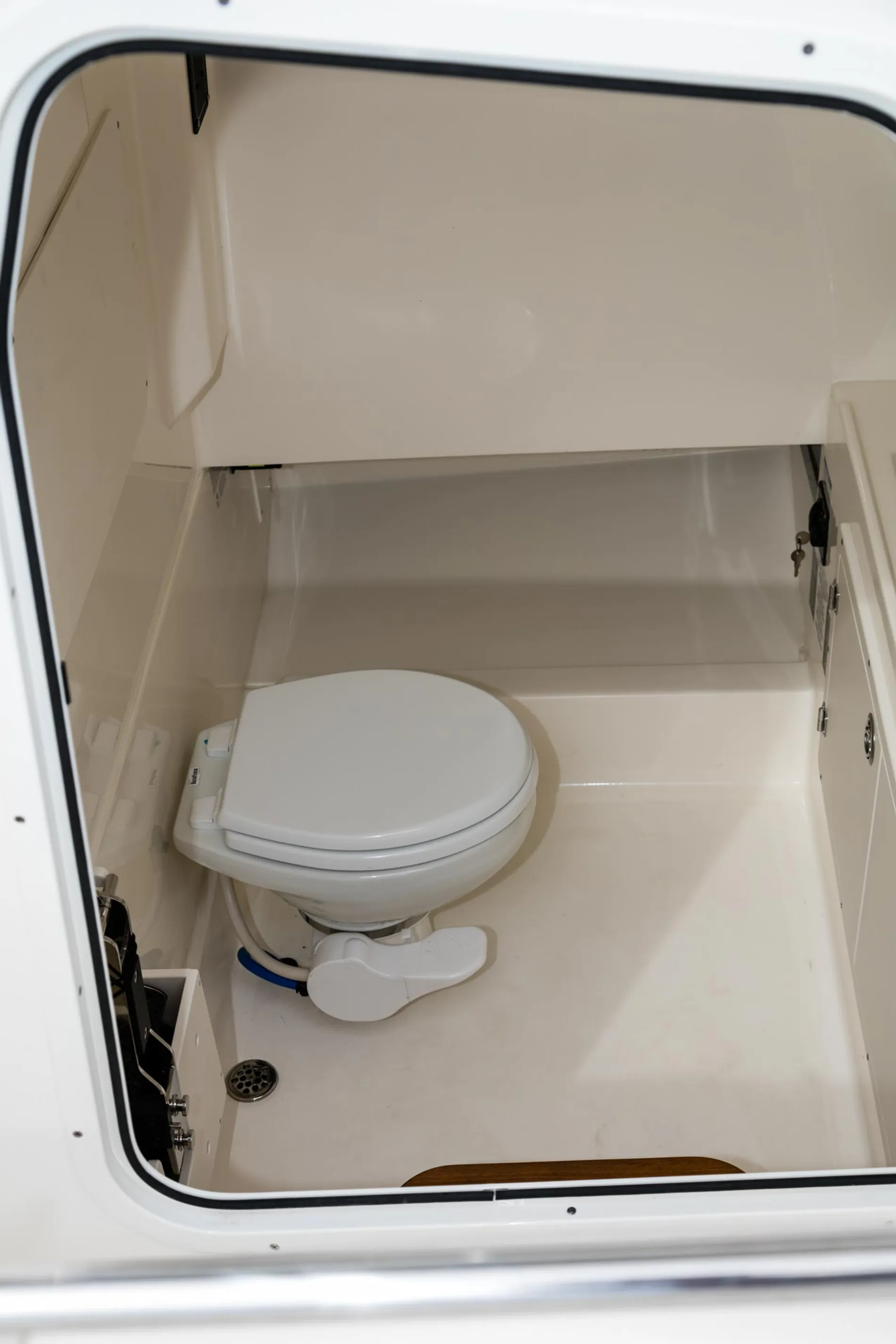 New 2027 Boston whaler 330 Outrage for Sale | Vancouver, BC | M&P Yacht Centre | 68e40ec82fc02dad3400f4cf
