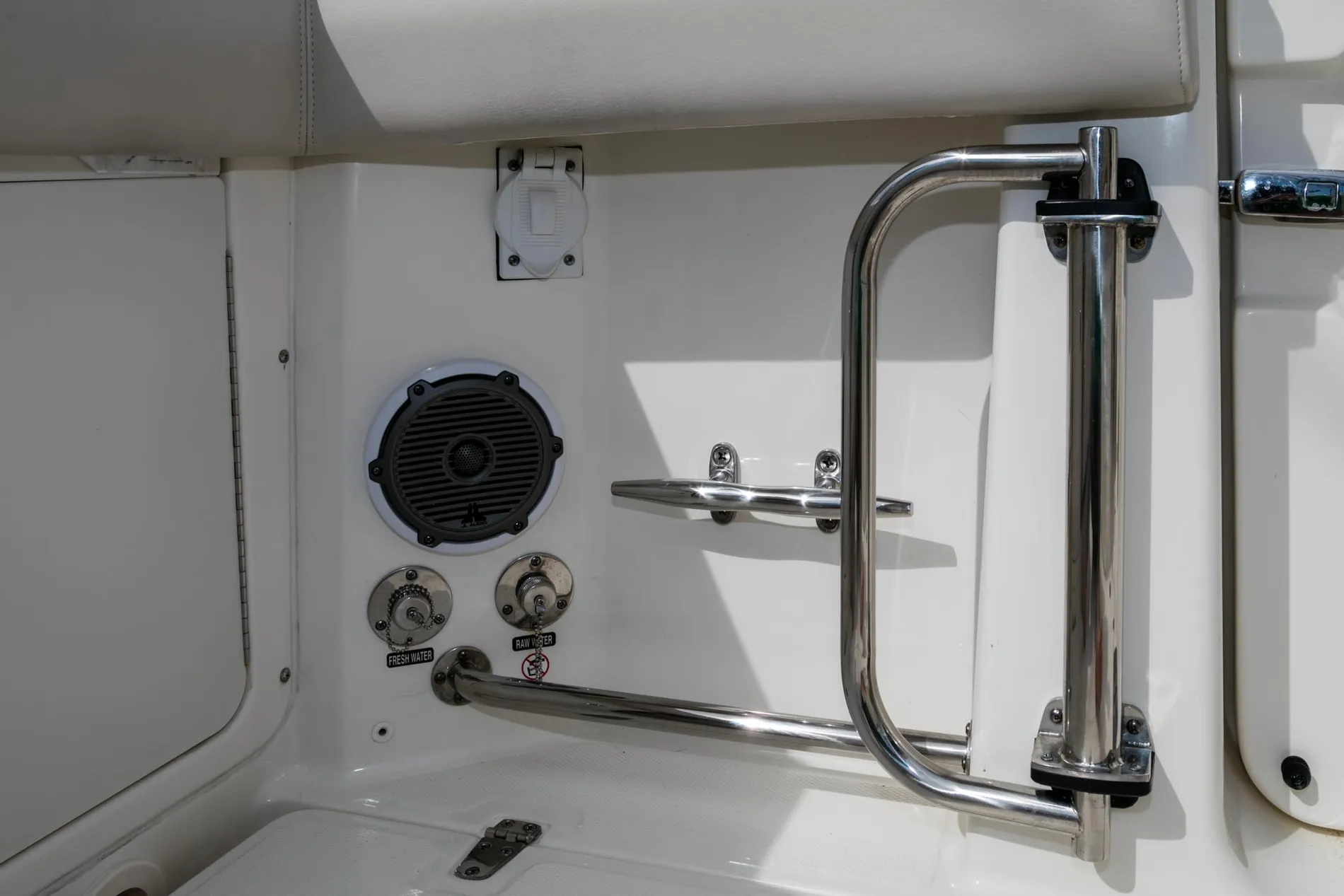 New 2027 Boston whaler 330 Outrage for Sale | Vancouver, BC | M&P Yacht Centre | 68e40ec82fc02dad3400f4cf