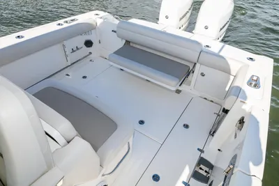 New 2027 Boston whaler 330 Outrage for Sale | Vancouver, BC | M&P Yacht Centre | 68e40ec82fc02dad3400f4cf
