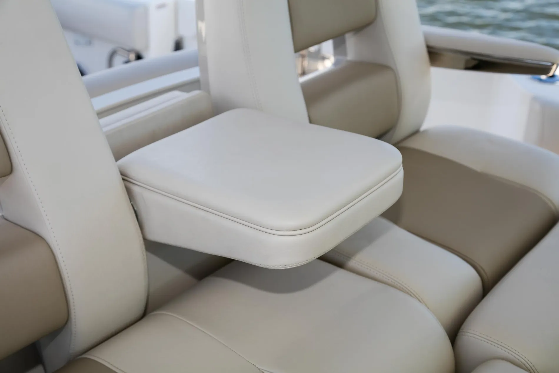New 2027 Boston whaler 330 Outrage for Sale | Vancouver, BC | M&P Yacht Centre | 68e40ec82fc02dad3400f4cf