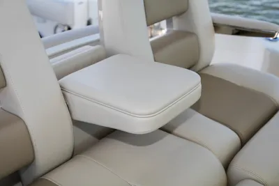 New 2027 Boston whaler 330 Outrage for Sale | Vancouver, BC | M&P Yacht Centre | 68e40ec82fc02dad3400f4cf