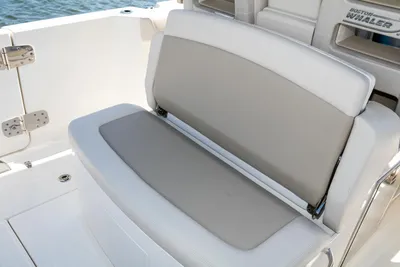 New 2027 Boston whaler 330 Outrage for Sale | Vancouver, BC | M&P Yacht Centre | 68e40ec82fc02dad3400f4cf