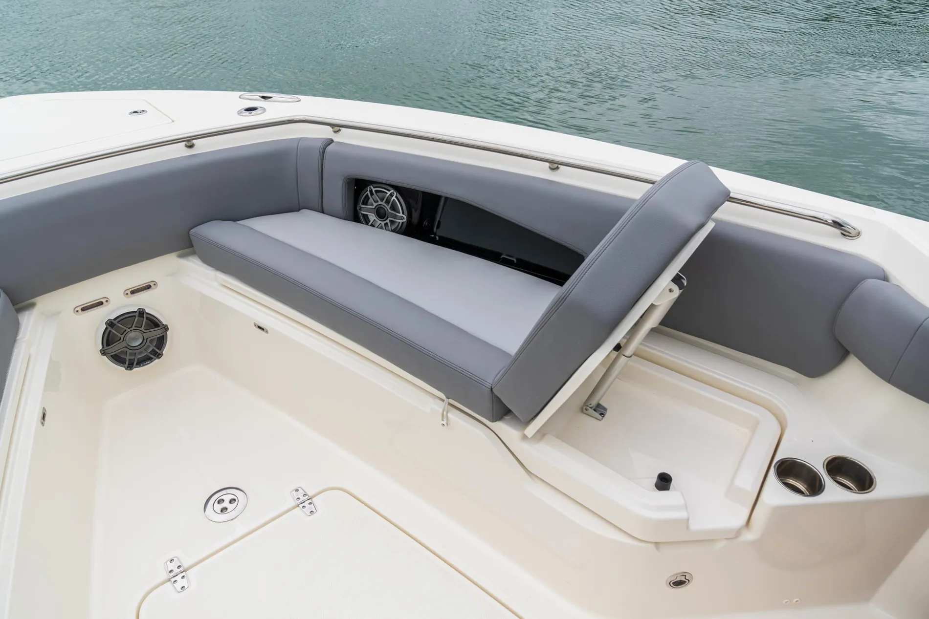 New 2027 Boston whaler 360 Outrage for Sale | Vancouver, BC | M&P Yacht Centre | 68e41eab379af45d9002e6cd