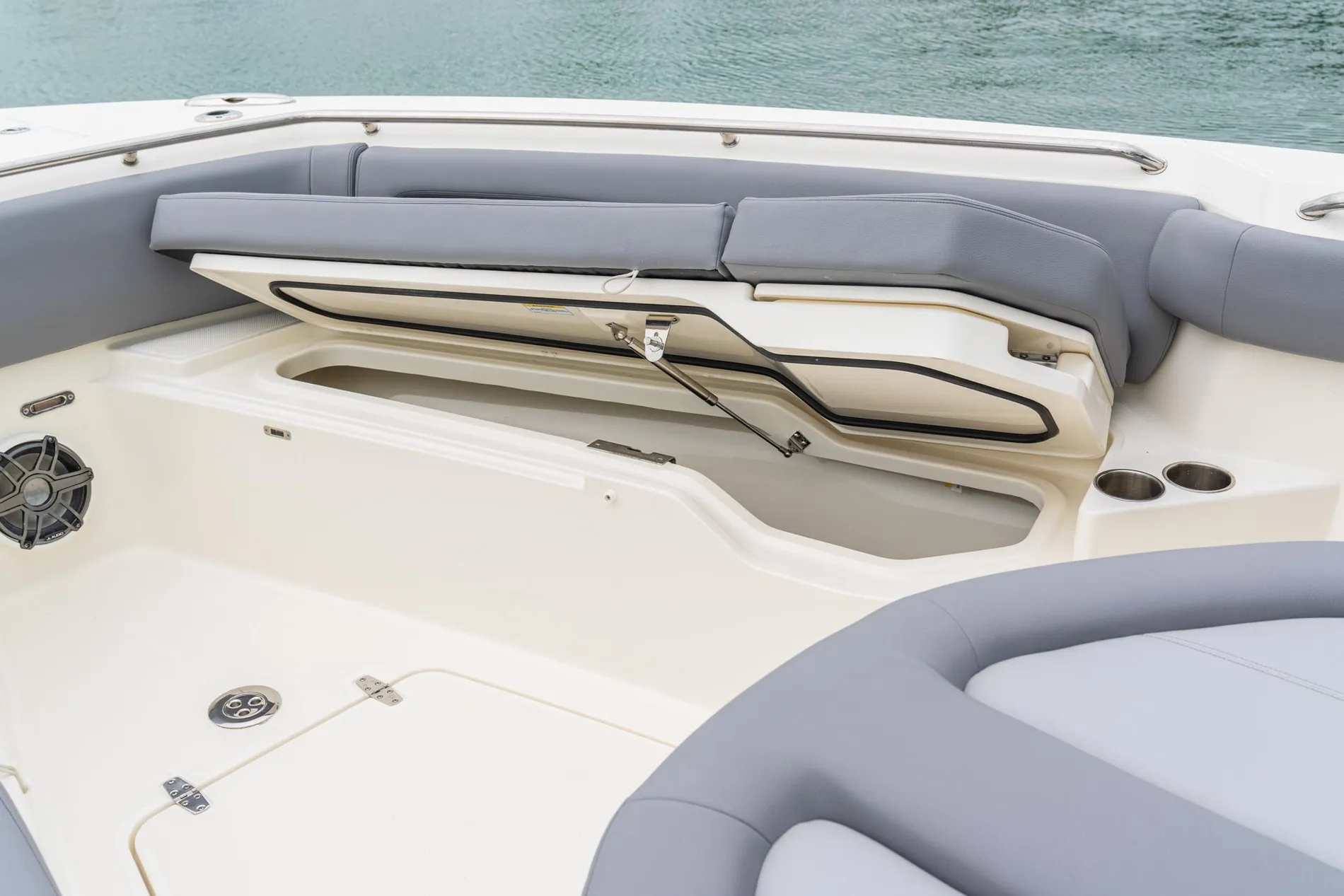 New 2027 Boston whaler 360 Outrage for Sale | Vancouver, BC | M&P Yacht Centre | 68e41eab379af45d9002e6cd