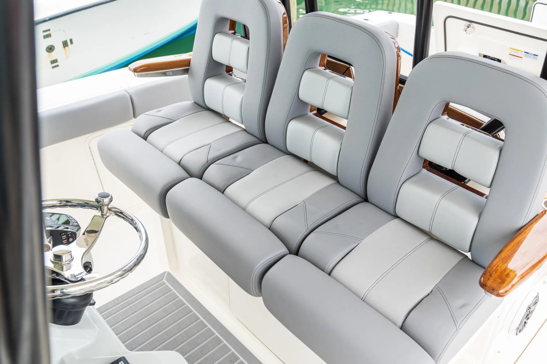 New 2027 Boston whaler 360 Outrage for Sale | Vancouver, BC | M&P Yacht Centre | 68e41eab379af45d9002e6cd