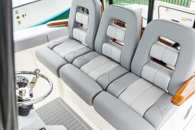 New 2027 Boston whaler 360 Outrage for Sale | Vancouver, BC | M&P Yacht Centre | 68e41eab379af45d9002e6cd