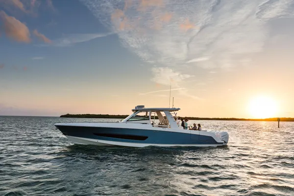 2027 Boston Whaler 420 Outrage 