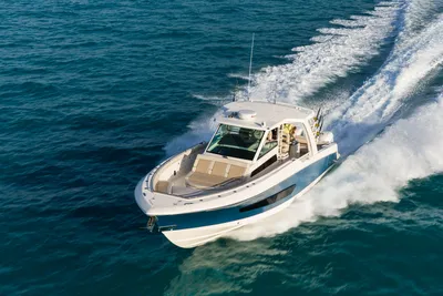 New 2027 Boston whaler 420 Outrage for Sale | Vancouver, BC | M&P Yacht Centre | 68e41f268d2f5380f90ebe8b