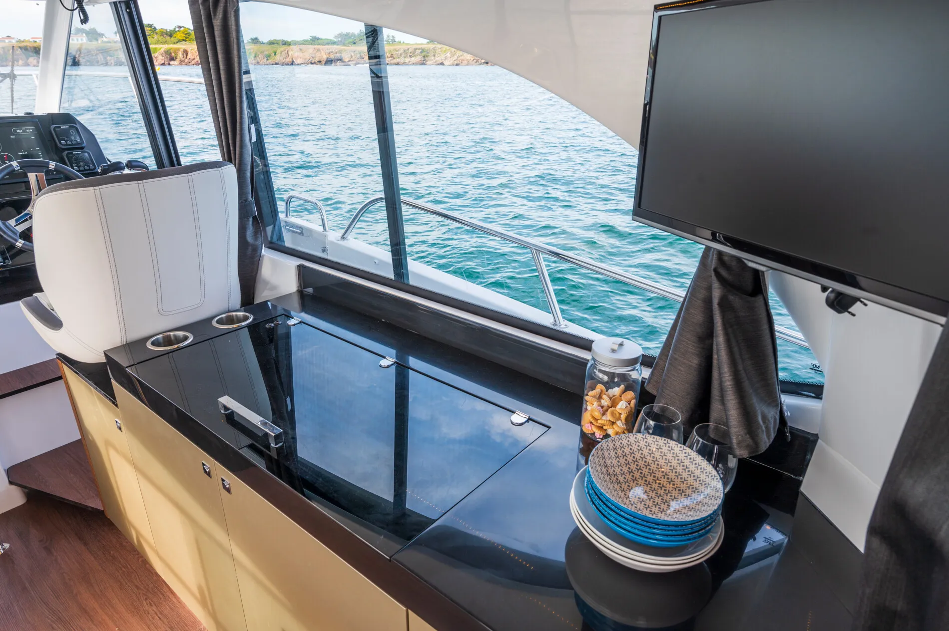 New 2027 Beneteau Antares 11 Fly for Sale | Vancouver, BC | M&P Yacht Centre | 68eeb92eadcb6271450c96c6