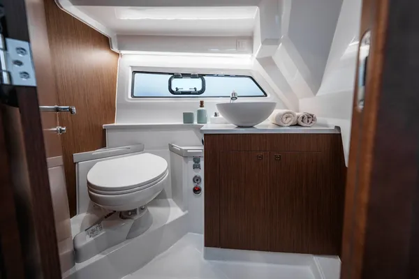 2027 Beneteau Antares 9 -16