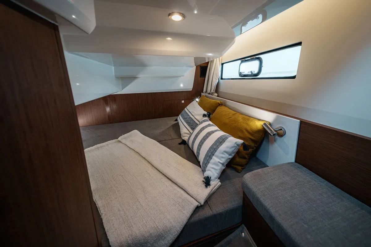 2027 Beneteau Antares 9 -15
