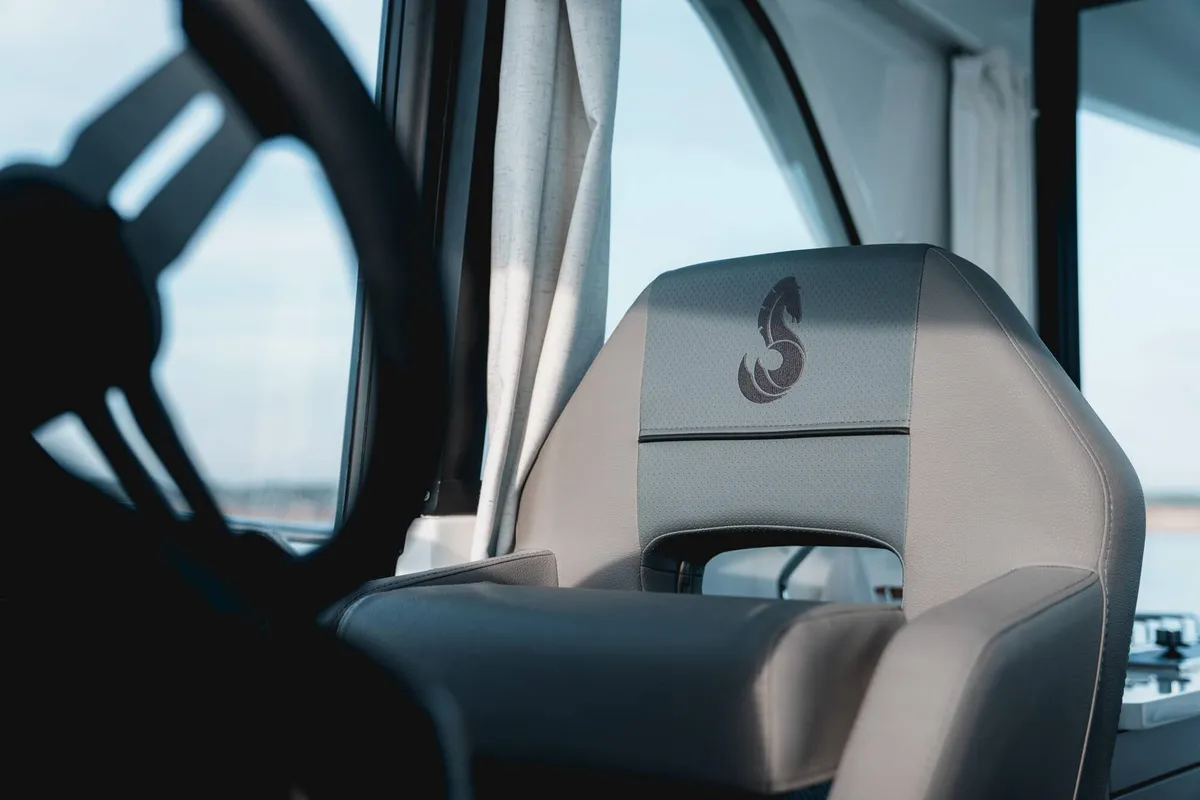 2027 Beneteau Antares 9 -12