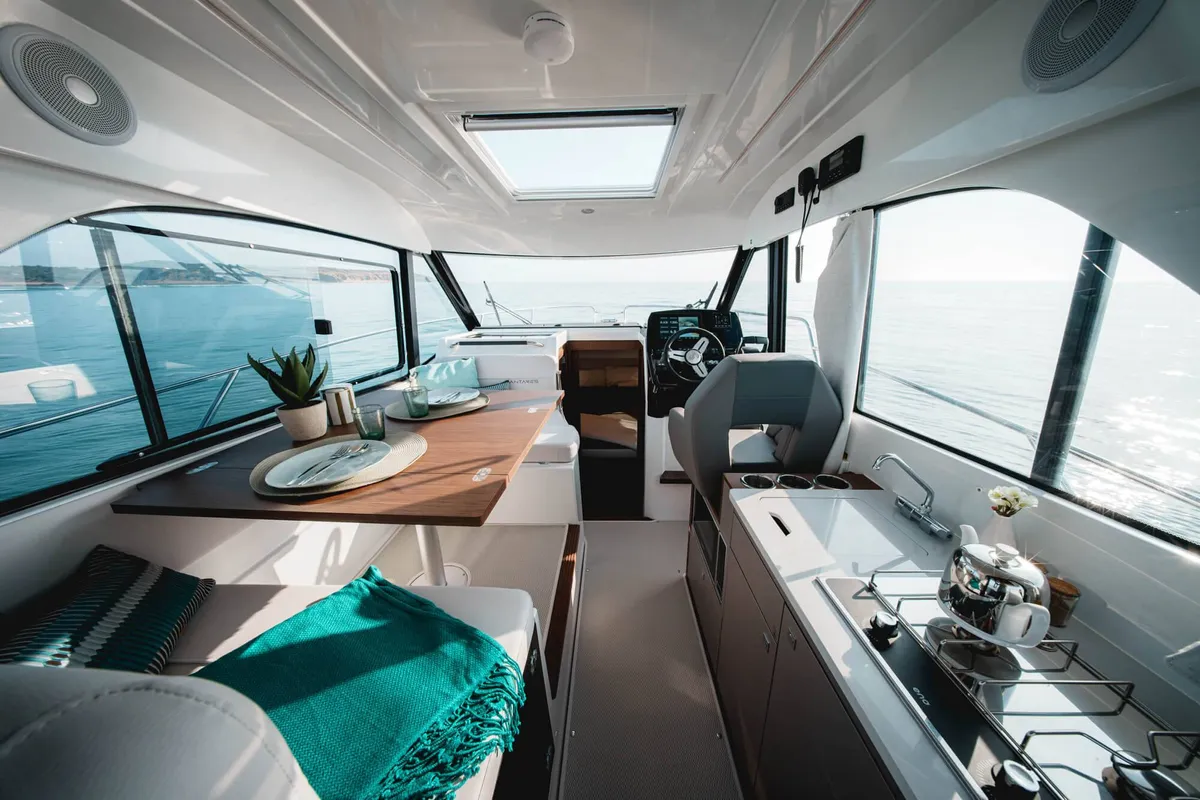 2027 Beneteau Antares 9 -10