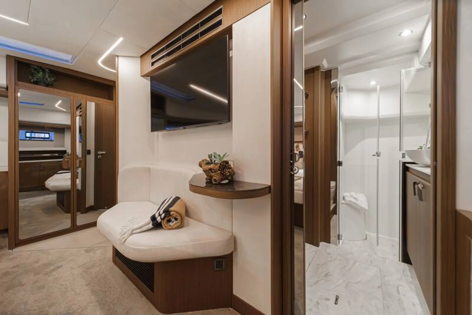 New 2027 Prestige F4.9 for Sale | Vancouver, BC | M&P Yacht Centre | 68f18417ebd120c4b7045e5a