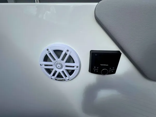2026 Cruisers Yachts 38 VTR detail image 7