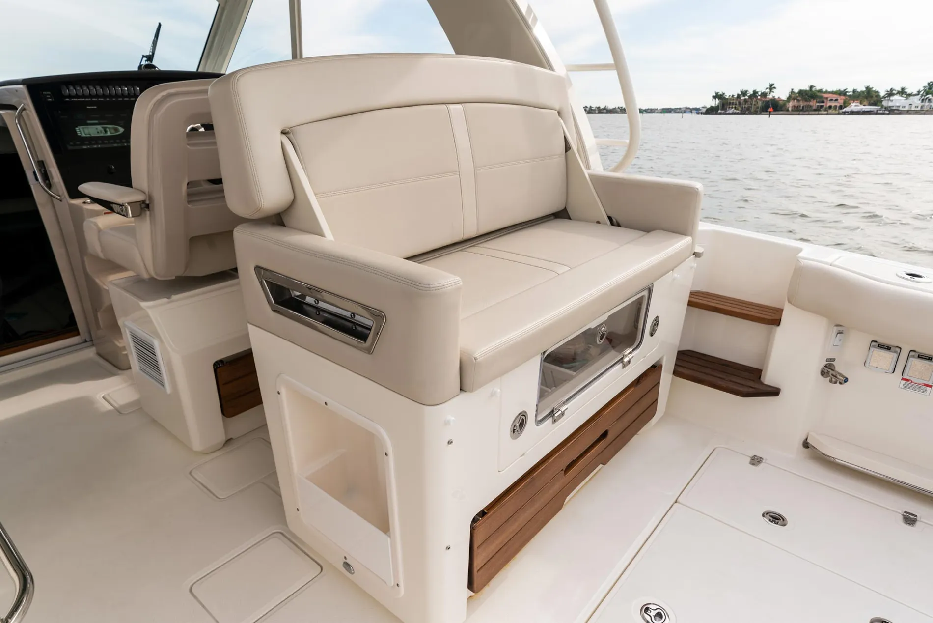 New 2027 Boston whaler 380 Realm for Sale | Vancouver, BC | M&P Yacht Centre | 68fd46596b47bb84de001960