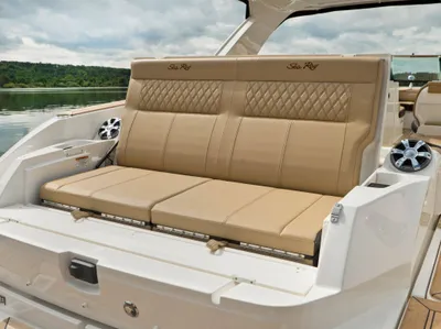 New 2027 Sea ray SLX 350 OB for Sale | Vancouver, BC | M&P Yacht Centre | 6902596d998a2f2cf206dc0e