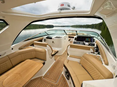 New 2027 Sea ray SLX 350 OB for Sale | Vancouver, BC | M&P Yacht Centre | 6902596d998a2f2cf206dc0e