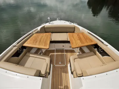 New 2027 Sea ray SLX 350 OB for Sale | Vancouver, BC | M&P Yacht Centre | 6902596d998a2f2cf206dc0e