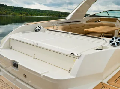 New 2027 Sea ray SLX 350 OB for Sale | Vancouver, BC | M&P Yacht Centre | 6902596d998a2f2cf206dc0e