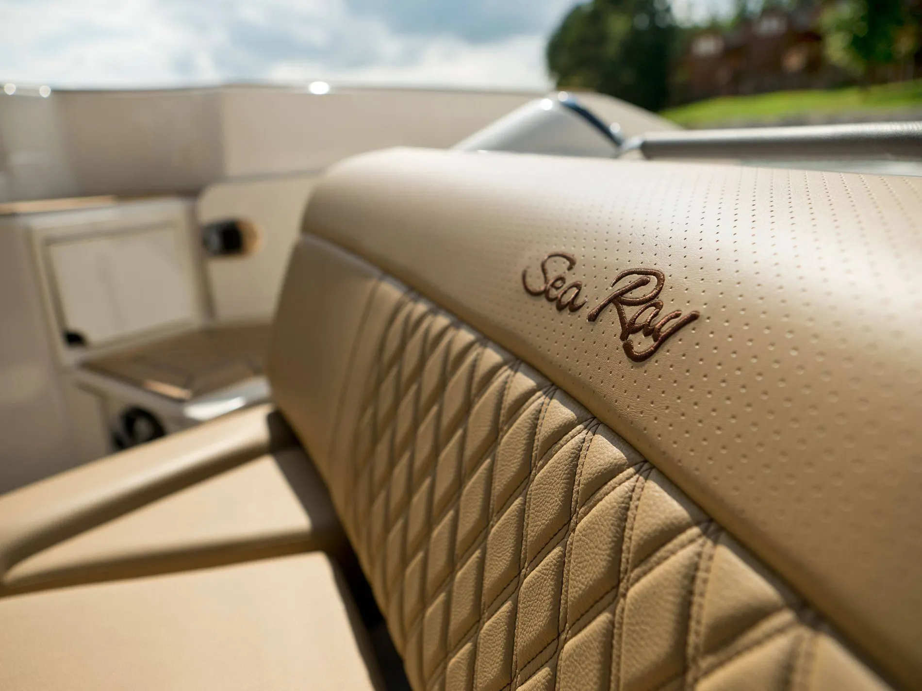 New 2027 Sea ray SLX 350 OB for Sale | Vancouver, BC | M&P Yacht Centre | 6902596d998a2f2cf206dc0e