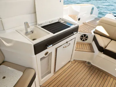 New 2027 Sea ray SLX 350 OB for Sale | Vancouver, BC | M&P Yacht Centre | 6902596d998a2f2cf206dc0e