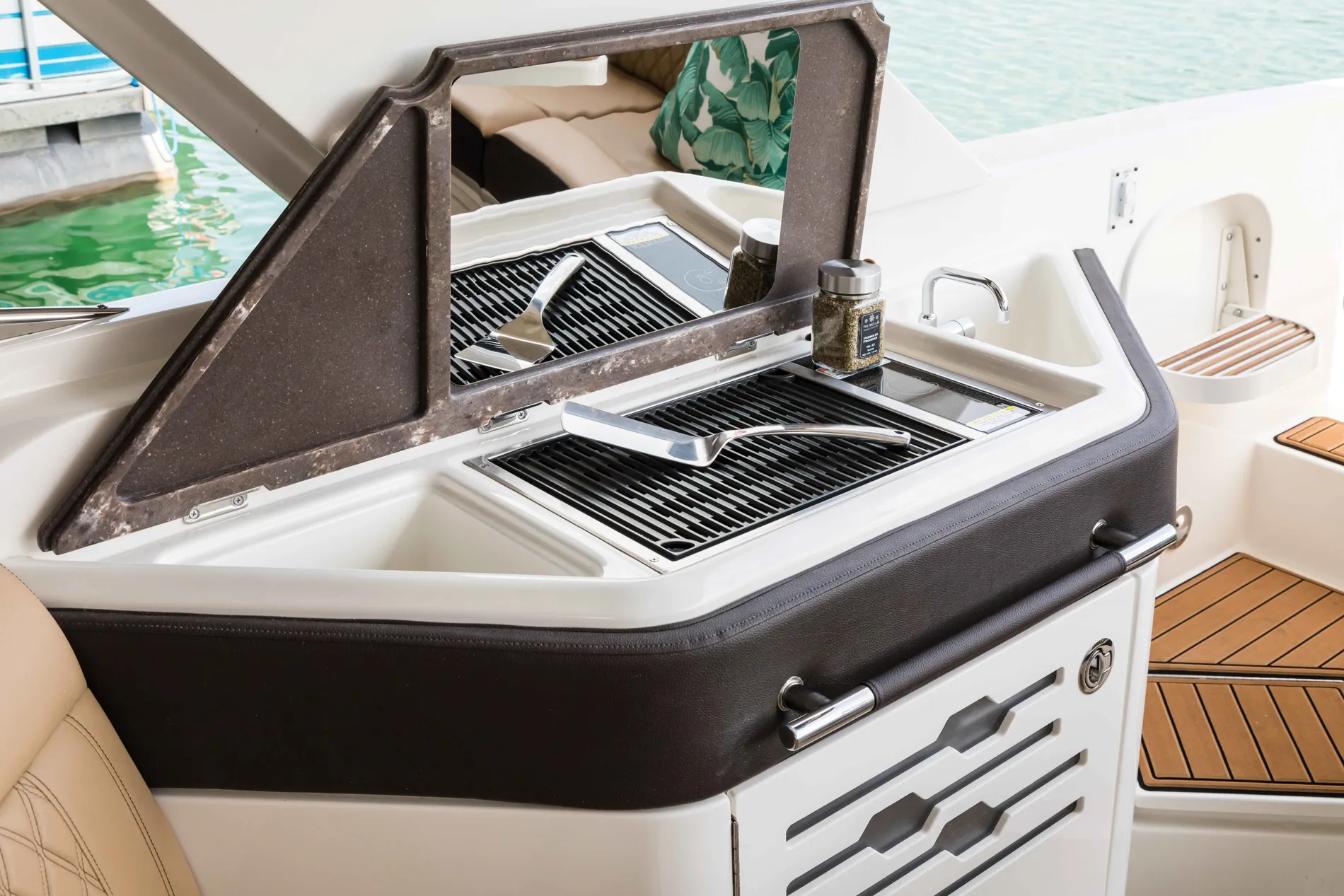 New 2027 Sea ray SLX 310 OB for Sale | Vancouver, BC | M&P Yacht Centre | 690259a5564df747b4034f89
