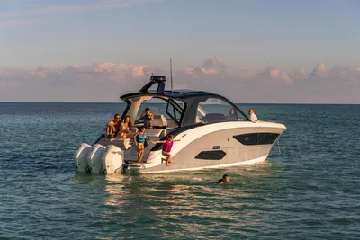 New 2027 Sea ray Sundancer 370 Outboard for Sale | Vancouver, BC | M&P Yacht Centre | 69025bdd98e9967935027d5e
