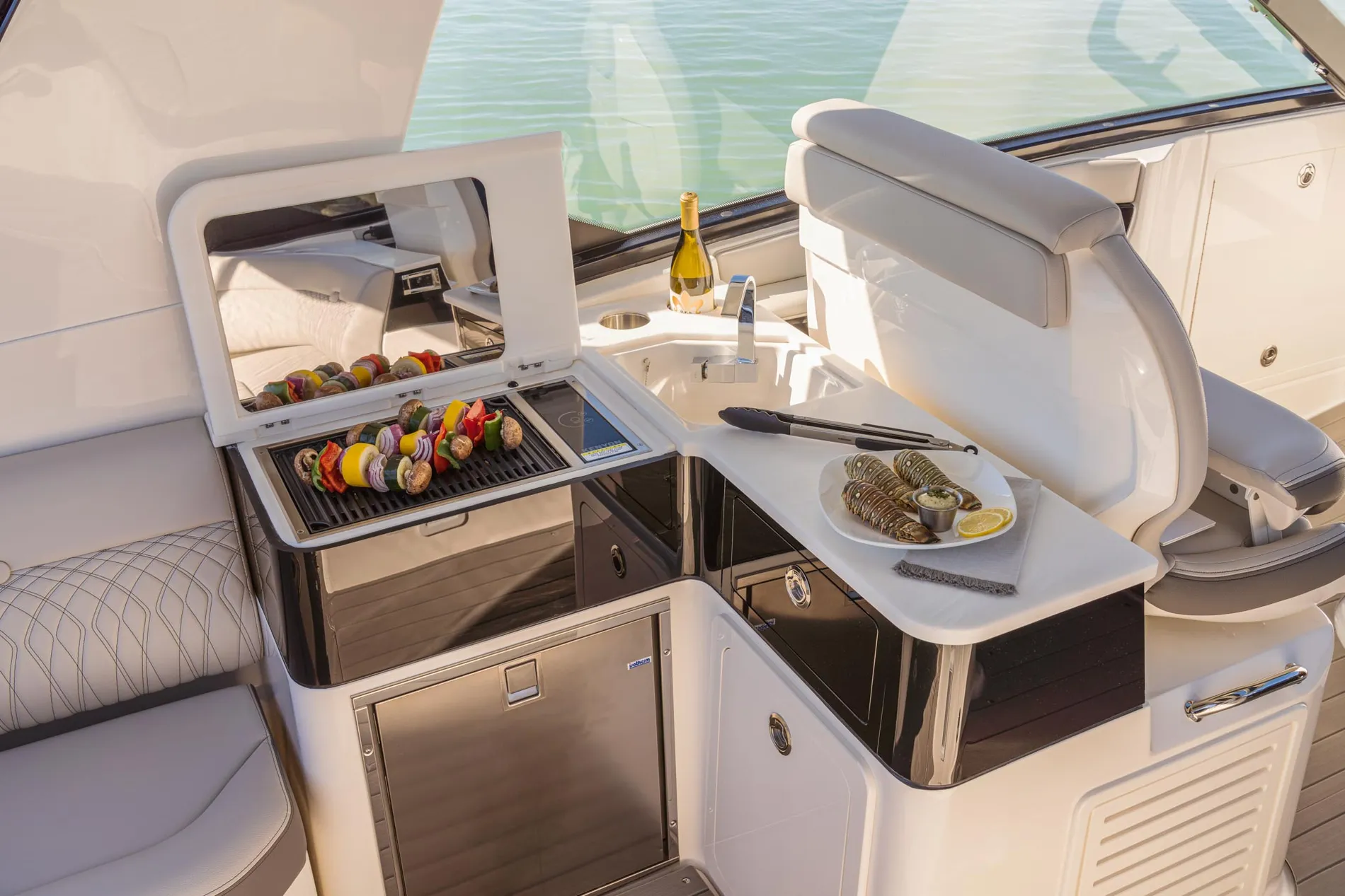 New 2027 Sea ray Sundancer 370 Outboard for Sale | Vancouver, BC | M&P Yacht Centre | 69025bdd98e9967935027d5e