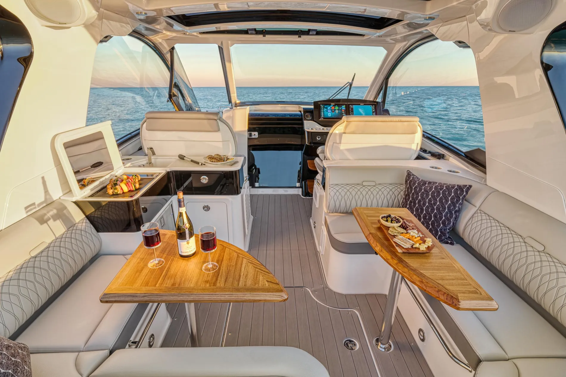 New 2027 Sea ray Sundancer 370 Outboard for Sale | Vancouver, BC | M&P Yacht Centre | 69025bdd98e9967935027d5e