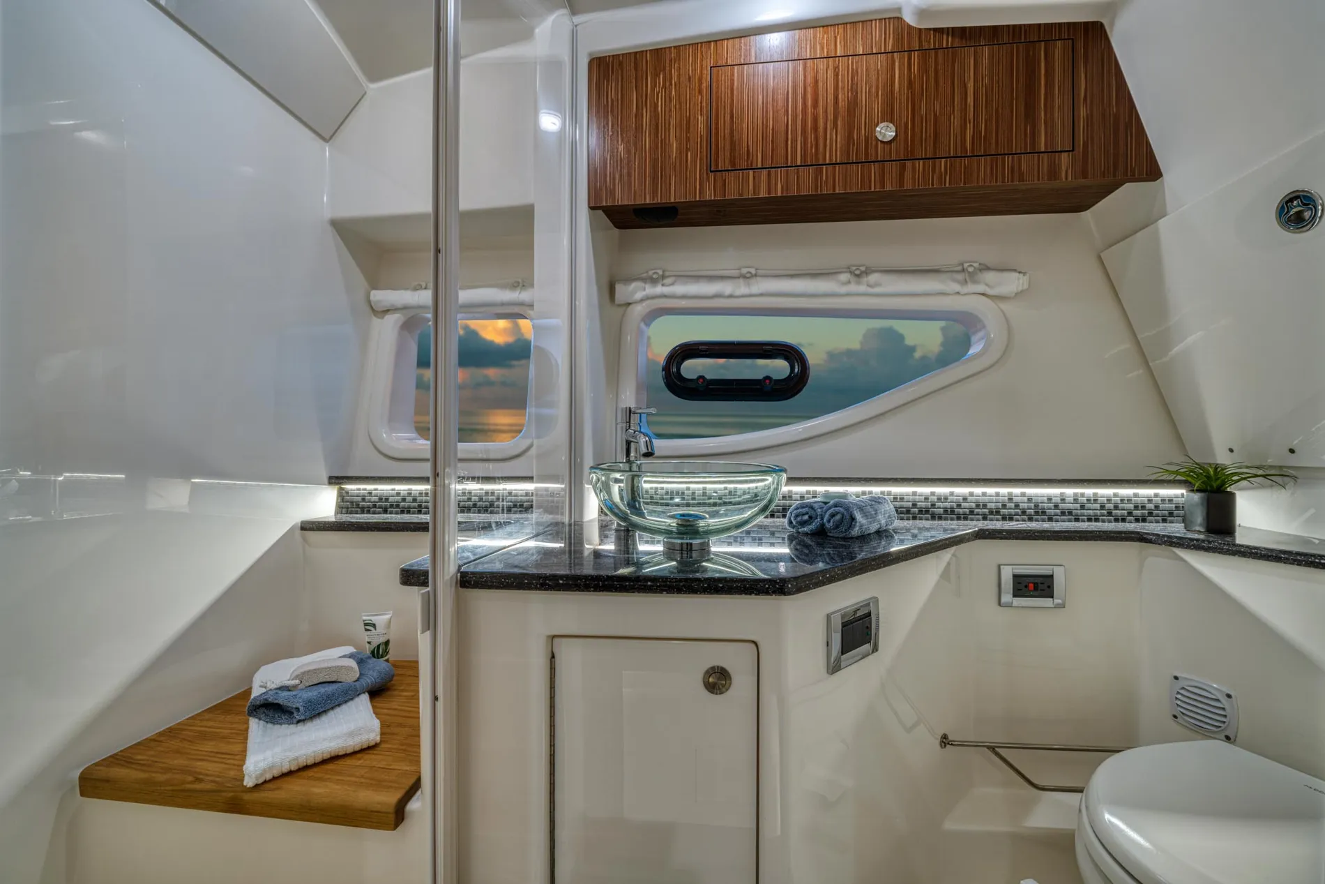 New 2027 Sea ray Sundancer 370 Outboard for Sale | Vancouver, BC | M&P Yacht Centre | 69025bdd98e9967935027d5e